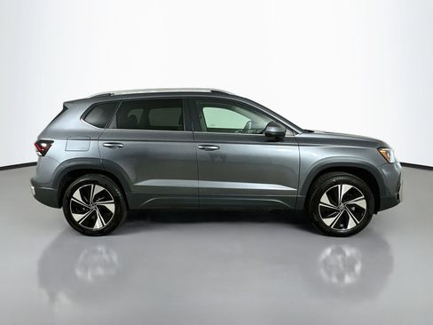 Used 2025 Volkswagen Taos SE w/ Panoramic Sunroof Package AWD/4WD image 4