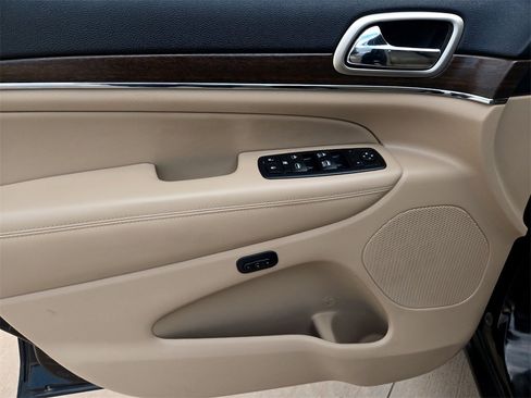 Used 2017 Jeep Grand Cherokee Limited image 32