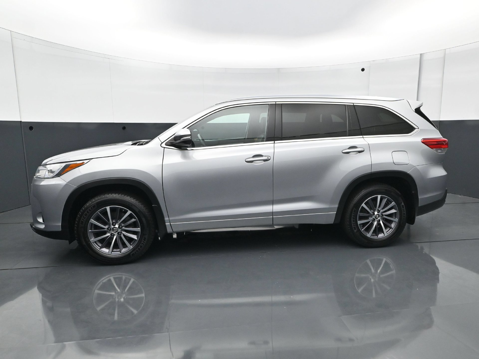 Used 2018 Toyota Highlander XLE AWD/4WD image 3