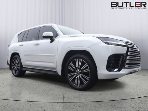 Used 2024 Lexus LX 600 4WD w/ Luxury Package image 9