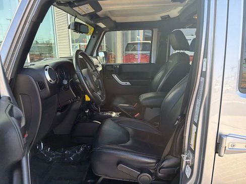 Used 2016 Jeep Wrangler Unlimited Sahara w/ Connectivity Group AWD/4WD image 9
