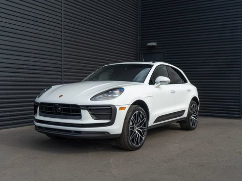 Certified 2026 Porsche Macan AWD/4WD image 1