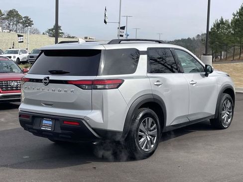 Used 2025 Nissan Pathfinder SV image 3