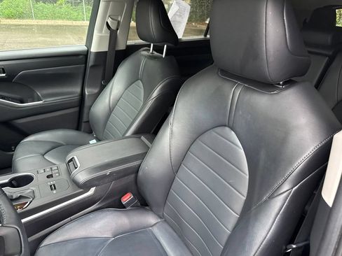 Used 2024 Toyota Highlander XLE FWD image 10