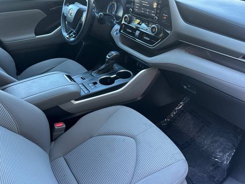 Used 2021 Toyota Highlander LE AWD/4WD image 20