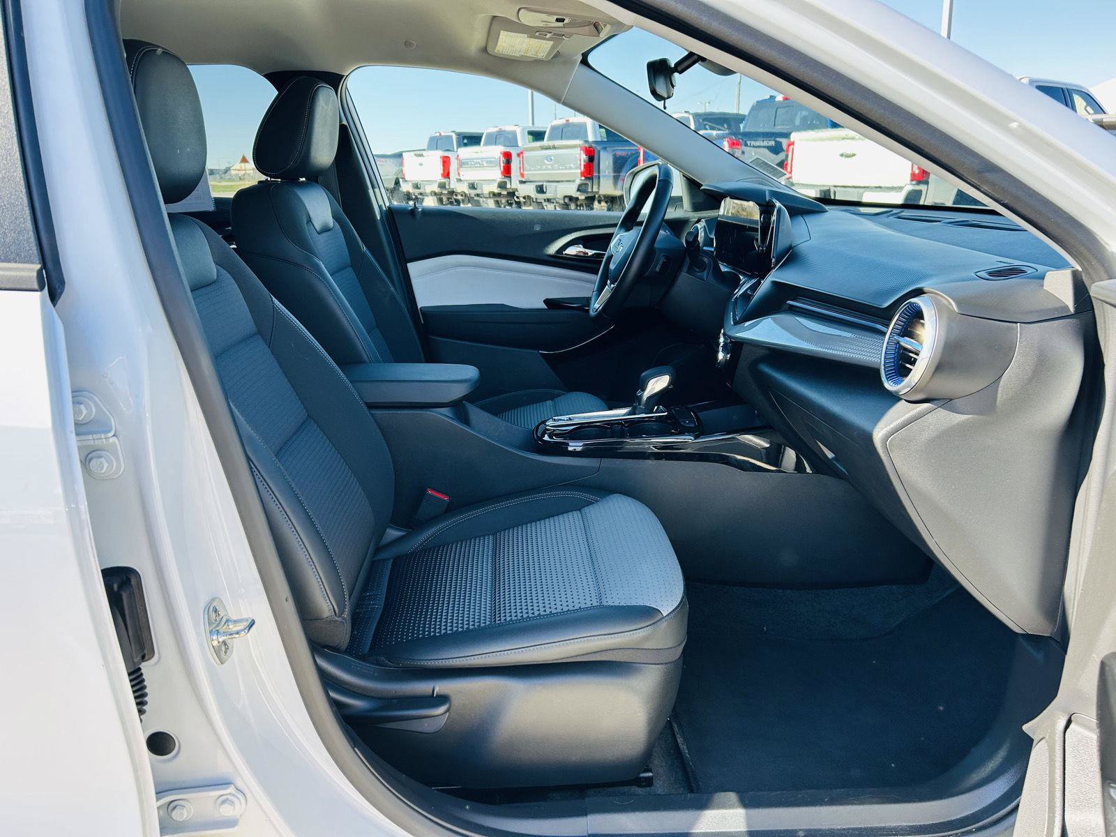 Used 2025 Chevrolet Trax LT w/ LT Convenience Package FWD image 29