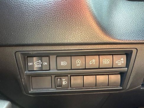 Used 2022 Toyota Tundra SR5 w/ SR5 Convenience Package AWD/4WD image 17