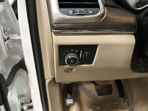 Used 2017 Jeep Grand Cherokee Overland image 37