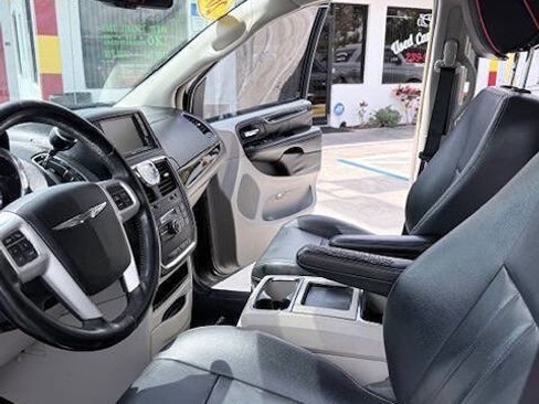 Used 2015 Chrysler Town & Country Touring image 10