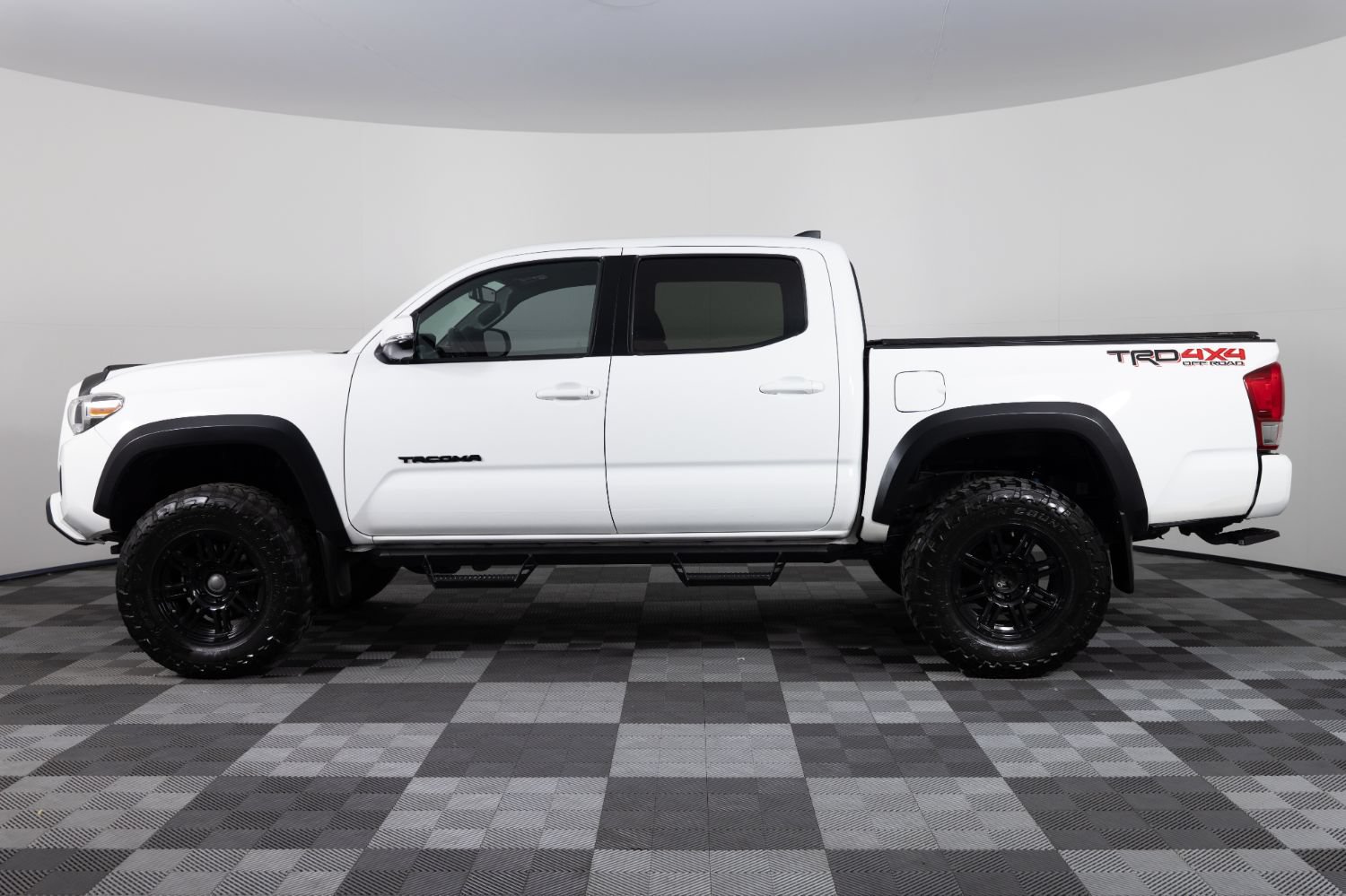 Used 2017 Toyota Tacoma TRD Off-Road w/ Premium & Technology Package AWD/4WD image 3