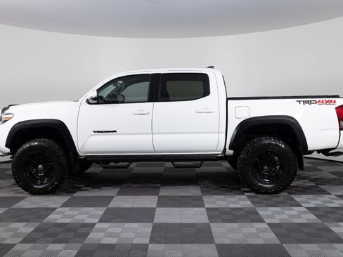 Used 2017 Toyota Tacoma TRD Off-Road w/ Premium & Technology Package AWD/4WD image 3