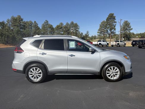 Used 2020 Nissan Rogue SV FWD image 4