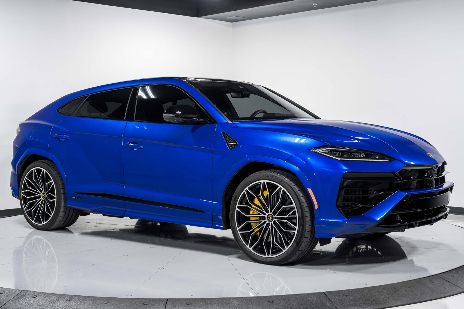 Used 2025 Lamborghini Urus SE AWD/4WD image 45