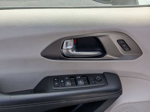 Used 2023 Chrysler Pacifica Touring-L FWD image 11