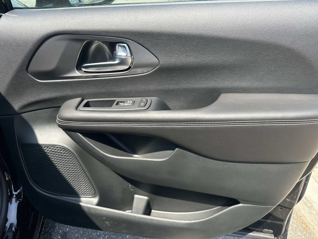 New 2026 Chrysler Pacifica Select w/ S Appearance Package FWD image 12