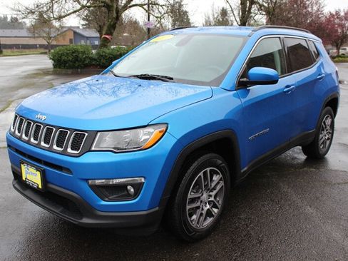 Used 2017 Jeep Compass Latitude w/ Popular Equipment Group AWD/4WD image 2