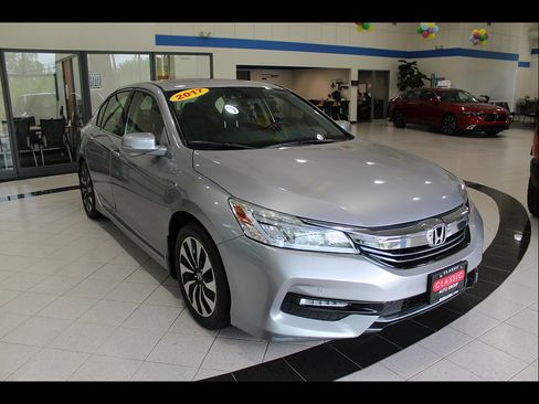 Used 2017 Honda Accord Touring image 3