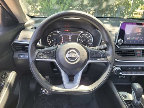 Used 2025 Nissan Altima 2.5 SV FWD image 18