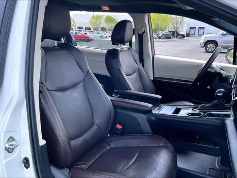 Used 2024 Toyota Sienna Platinum image 8