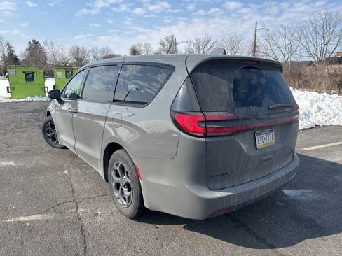 Used 2022 Chrysler Pacifica Touring-L w/ S Appearance Package image 8
