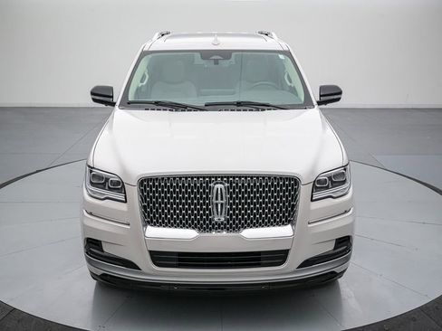 Used 2024 Lincoln Navigator Premiere image 9