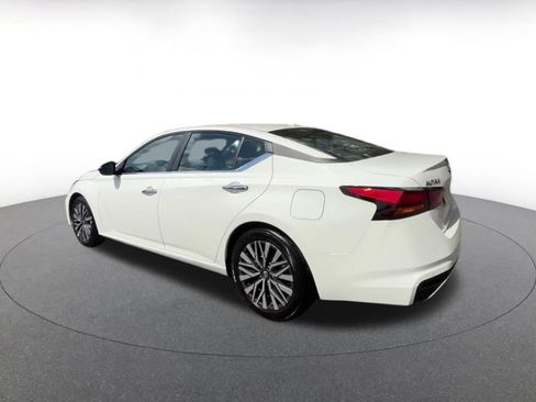 Used 2025 Nissan Altima 2.5 SV image 10