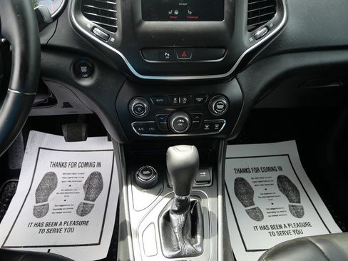Used 2019 Jeep Cherokee Latitude Plus w/ Cold Weather Group AWD/4WD image 13