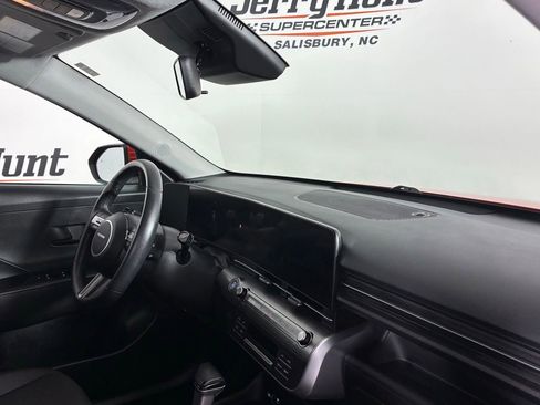 Used 2025 Hyundai Kona SEL image 31