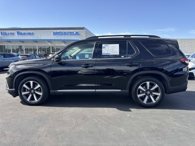 Used 2025 Honda Pilot Touring image 2