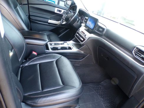 Used 2021 Ford Explorer XLT w/ Equipment Group 202A image 8