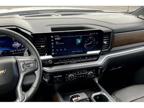 Used 2024 Chevrolet Silverado 1500 High Country AWD/4WD image 6