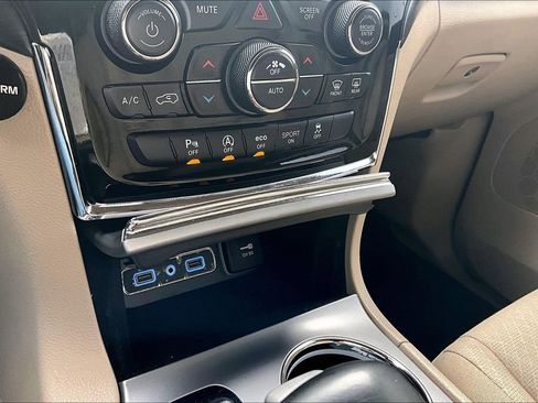 Used 2022 Jeep Grand Cherokee Laredo E image 32