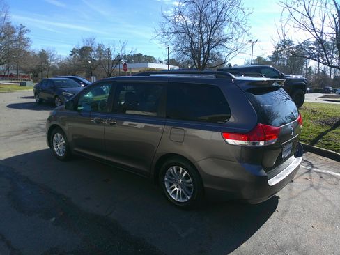 Used 2014 Toyota Sienna XLE image 9
