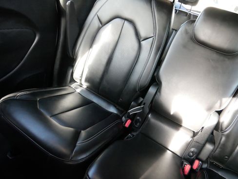 Used 2024 Chrysler Pacifica Touring-L w/ Uconnect Theater Family Group image 12