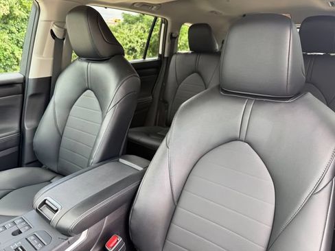 Used 2026 Toyota Highlander XLE AWD/4WD image 12