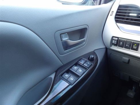 Used 2016 Toyota Sienna XLE w/ XLE Navigation Package FWD image 21