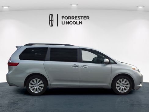 Used 2015 Toyota Sienna XLE Premium AWD/4WD image 2