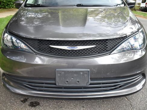 Used 2019 Chrysler Pacifica L FWD image 33