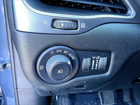 Used 2020 Jeep Cherokee Latitude Plus w/ Cold Weather Group AWD/4WD image 34