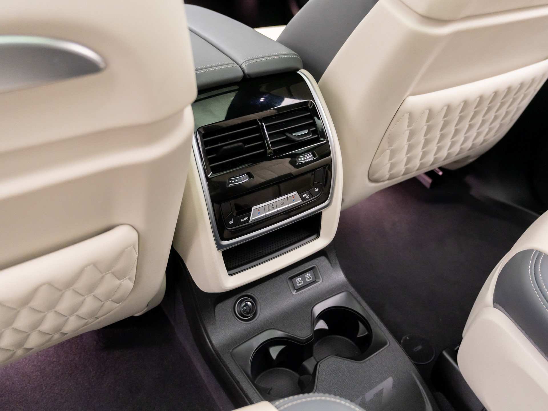Certified 2025 BMW X7 M60i AWD/4WD image 20