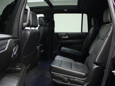 Used 2024 GMC Yukon XL SLT w/ SLT Premium Package image 13