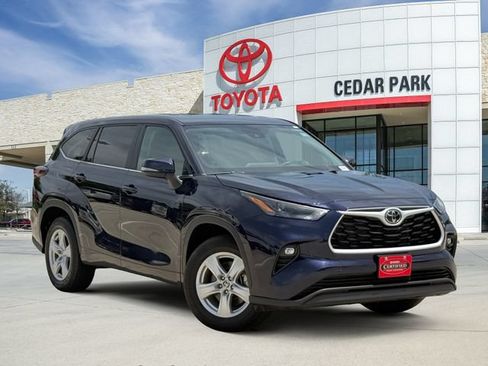 Used 2025 Toyota Highlander LE FWD image 1