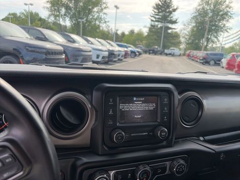 Used 2019 Jeep Wrangler Sport AWD/4WD image 13