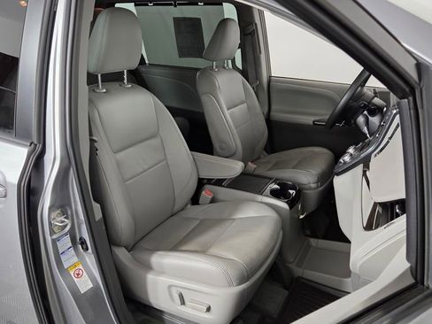 Used 2018 Toyota Sienna XLE w/ XLE Navigation Package image 33