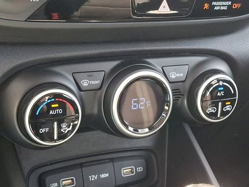 Used 2022 Hyundai Venue SEL FWD image 18