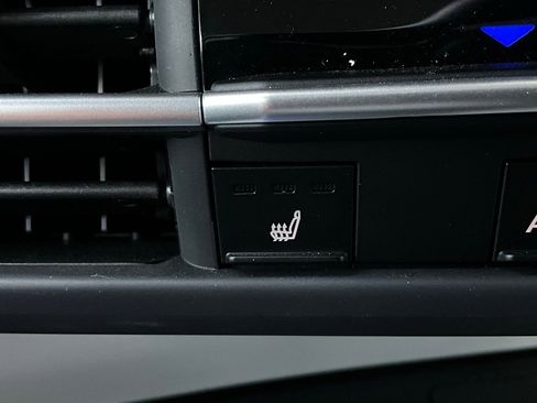 Used 2025 Toyota Sienna XLE image 31