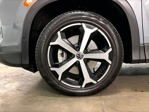 Used 2025 Volkswagen Tiguan SE image 11