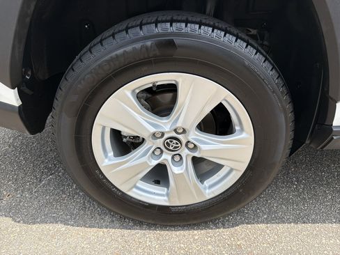 Used 2021 Toyota RAV4 LE AWD/4WD image 28
