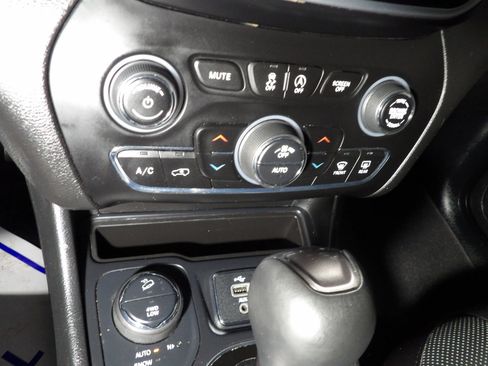 Used 2019 Jeep Cherokee Limited AWD/4WD image 12