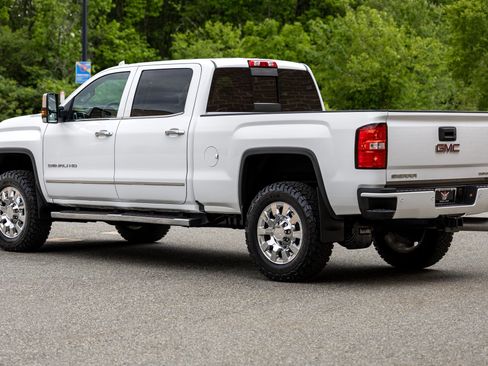 Used 2017 GMC Sierra 2500 Denali w/ Duramax Plus Package AWD/4WD image 10